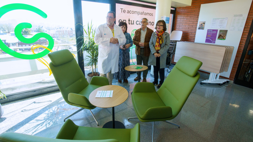 El gerente de la Gerencia de Asistencia Sanitaria del Bierzo, Juan Ortiz de Saracho (2I), junto al presidente de la Asociación Española Contra el Cáncer en León, Estanislao de Luis (2D), la presidenta de la Asociación Española Contra el Cáncer de Ponferrada, María Ángeles Martín (D), y la directora de Gestión y Servicios Generales en la Gerencia de Asistencia Sanitaria del Bierzo, Sara Alonso (I), durante la inauguración de la Sala de Respiro de Oncohematología del Hospital de El Bierzo