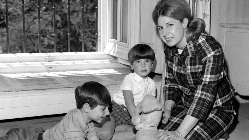 Fernando y Cayetano Martínez de Irujo, junto a su madre la Duquesa de Alba en el Palacio de Líria.