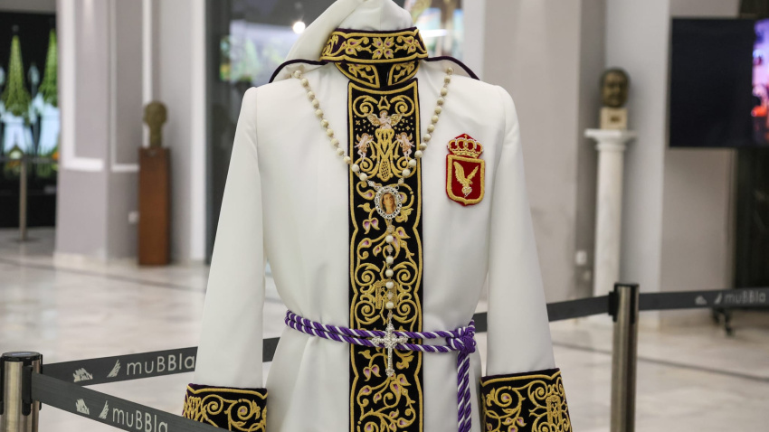 Nuevas túnicas de mayordomo del Paso Blanco