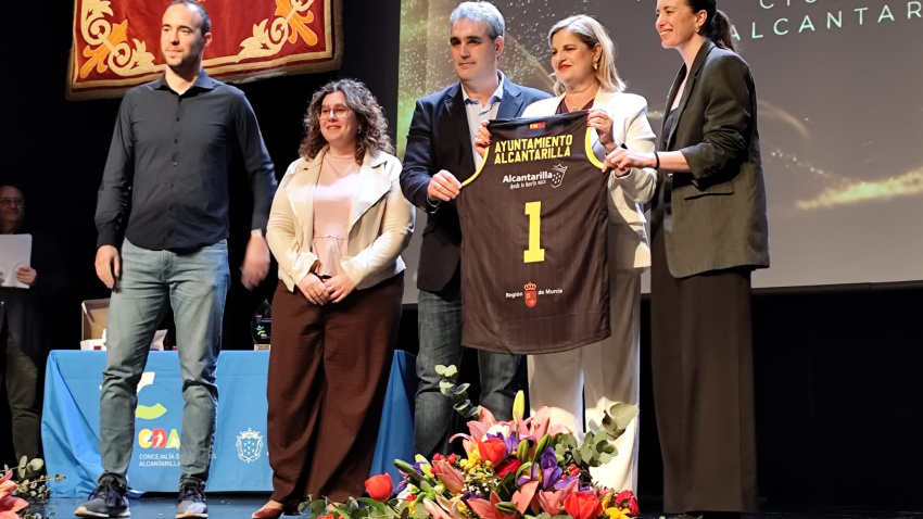 CB Jairis entrega a la alcaldesa la camiseta que lucirá en la Copa de la Reina