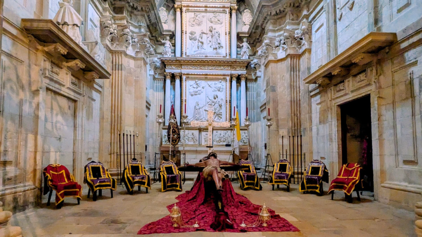 Cristo de Lombardía entronizado en la capilla de los Vigiles de la Catedral de Oviedo