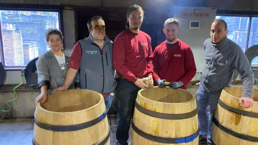 Tonelería Gangutia, en Cenicero, taller de barricas