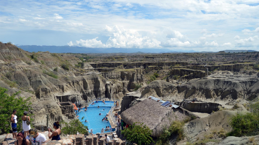 Fotografía de la piscina natural Los Hoyos en el desierto de la Tatacoa  turismo colombia