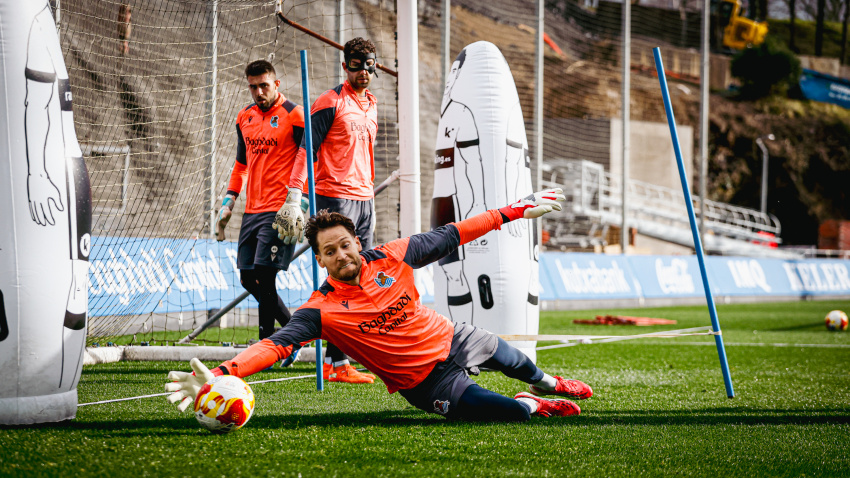 Alex Remiro, portero de la Real Sociedad, se estira para detener un balón en unos ejercicios de entrenamiento en Zubieta