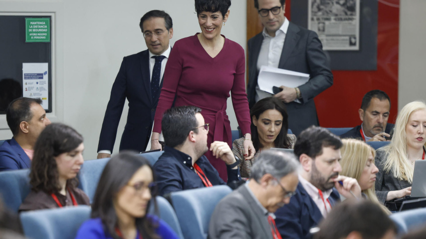 Los ministros de Asuntos Exteriores, José Manuel Albares (i); de Inclusión, Seguridad Social y Migraciones y portavoz del Gobierno, Elma Saiz, y de Economía, Carlos Cuerpo (d)