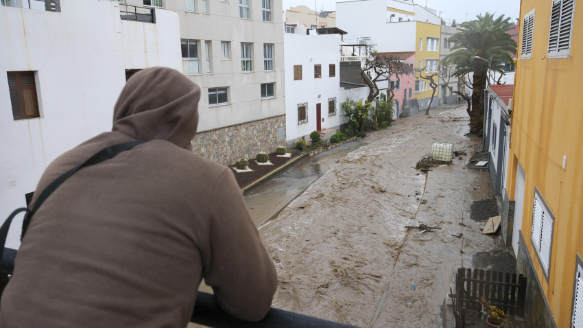 En la imagen una persona observa como corre el agua por una calle de Bañaderos. EFE/Angel Medina G.