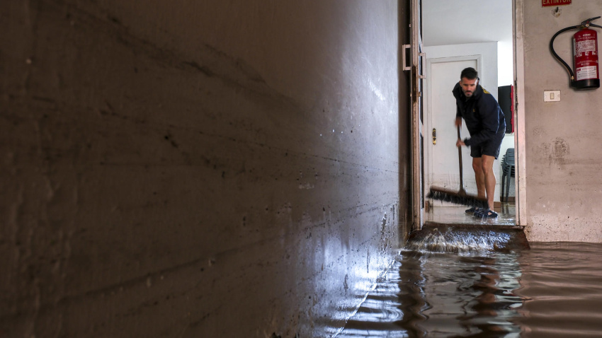 BAÑADEROS (GRAN CANARIA), 24/03/2026.- La reactivación de la borrasca Therese ha provocado en Gran Canaria fuertes lluvias que han causado numerosos incidentes. En la imagen una persona achica agua de su vivienda. EFE/Angel Medina G.