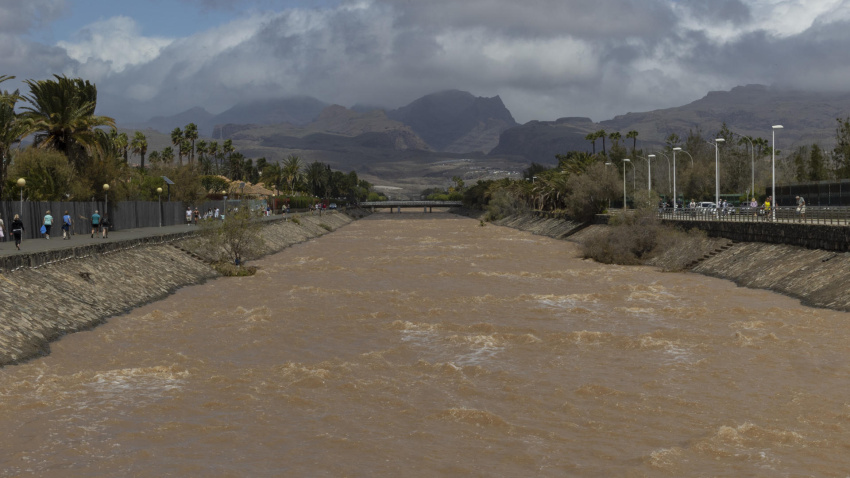MASPALOMAS (GRAN CANARIA) (ESPAÑA), 24/03/2026.-. La reactivación de la borrasca Therese ha provocado numerosas incidencias en l isla de Gran Canaria. En la imagen la desembocadura del barranco de Fataga en Maspalomas. EFE/ Quique Curbelo