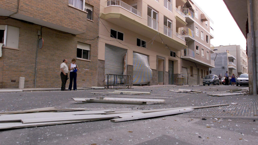 Aspecto de una de las calles afectada por la onda expansiva del coche bomba que explosionó ETA en Santa Pola (Alicante)