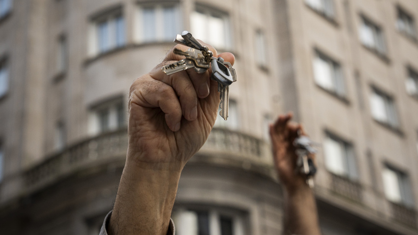 (Foto de ARCHIVO)Una persona muestra sus llaves durante una manifestación para exigir medidas por una vivienda digna, a 21 de marzo de 2026, en Vigo, Pontevedra, Galicia (España). La movilización ha sido convocada por ‘Alianza por la vivienda’, una organización integrada por asociaciones sociales, vecinales, ecologistas y sindicatos, bajo el lema ‘Por el derecho a techo’.Adrián Irago / Europa Press21 MARZO 2026;VIVIENDA;MANI;PROTESTA;PROPIEDAD;PRECIO;DERECHO A TECHO;LLAVES;21/3/2026