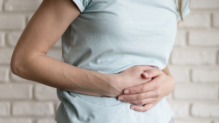 El dolor abdominal es uno de los principales síntomas del intestino irritable