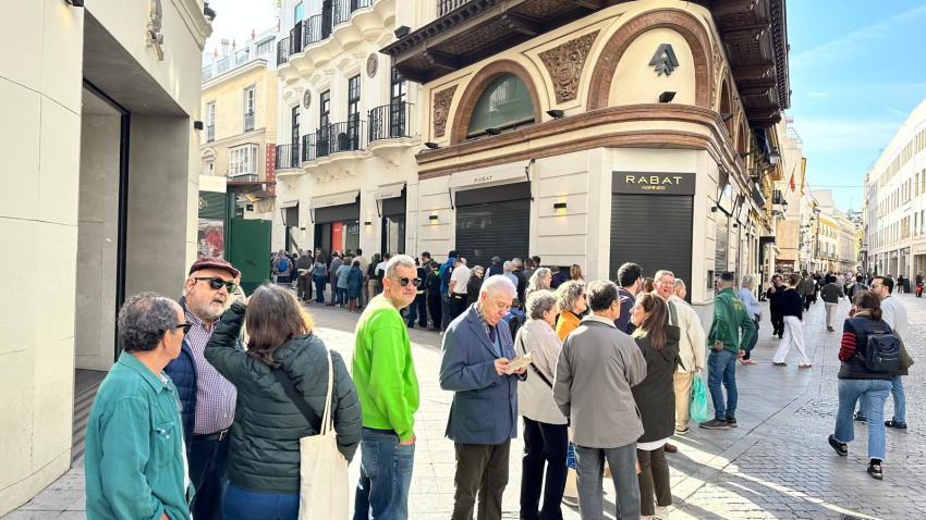 Larga cola desde primera hora de la mañana