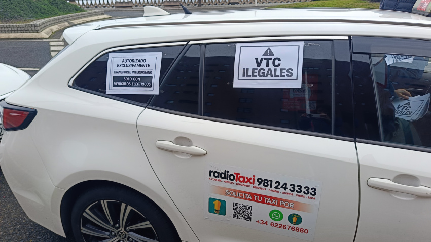 Protesta de taxis en A Coruña contra la intrusión de los VTC
