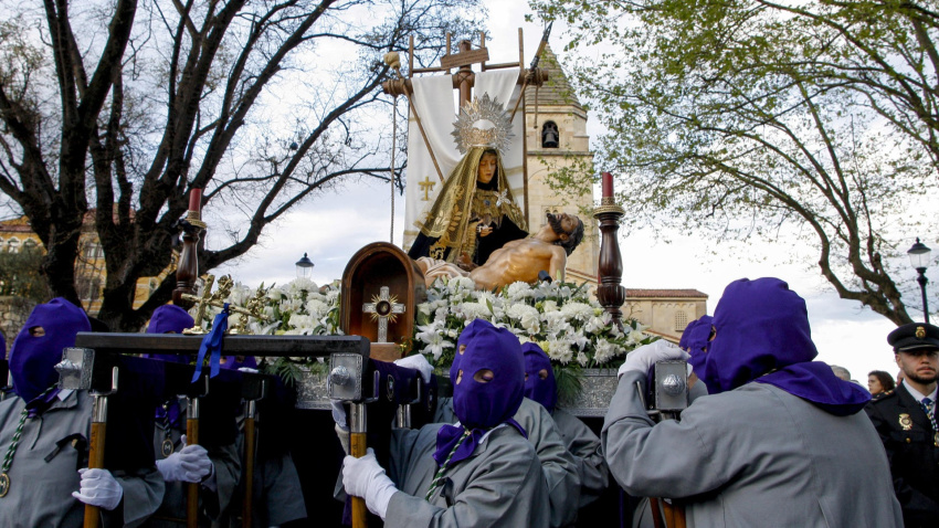 Procesión del Santo Entierro durante el Viernes Santo en la Semana Santa de Gijón (2025)