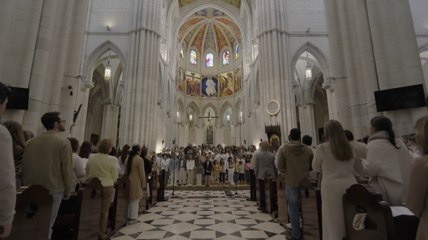 Grabación del coro del himno 'Alza la mirada' en la Catedral de la Almudena, en Madrid