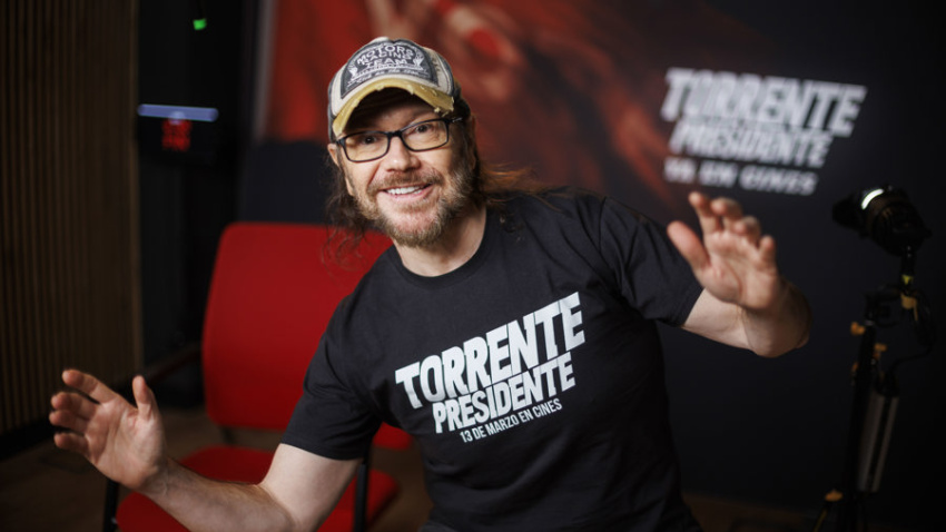 MADRID, 17/03/2026.- Santiago Segura está entusiasmado porque los "fans acérrimos" han disfrutado "a lo bestia" con 'Torrente, presidente', una película que ha alcanzado ya el millón de espectadores y por la que decidió no pedir ayudas públicas porque no llegaba a los puntos necesarios. "Yo jamás renunciaría a una subvención", ha afirmado a EFE el cineasta. EFE/Rodrigo Jiménez