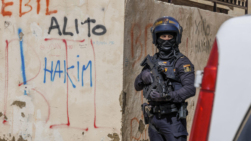 Una agente vigila durante la operación, dirigida por la Audiencia Nacional, en la que la Policía Nacional ha detenido en Melilla a un individuo por su presunta implicación en delitos relacionados con el terrorismo yihadista