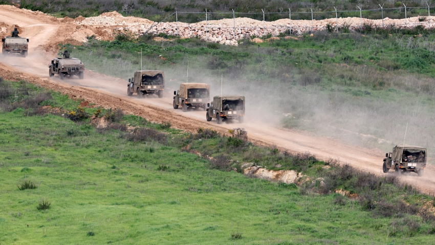 Vehículos militares israelíes maniobran en el lado libanés de la frontera, vistos desde la Alta Galilea en el norte de Israel.