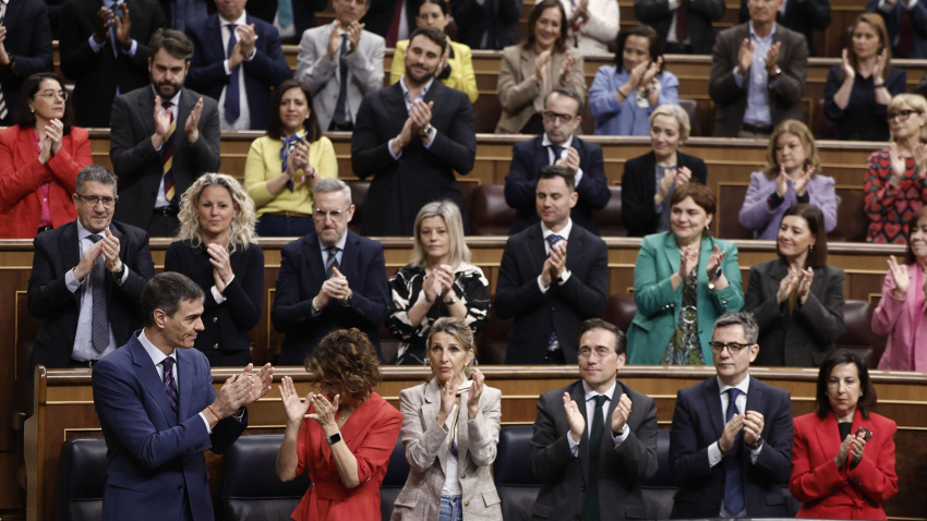 Los ministros y la bancada socialista aplauden la intervención del presidente del gobierno, Pedro Sánchez