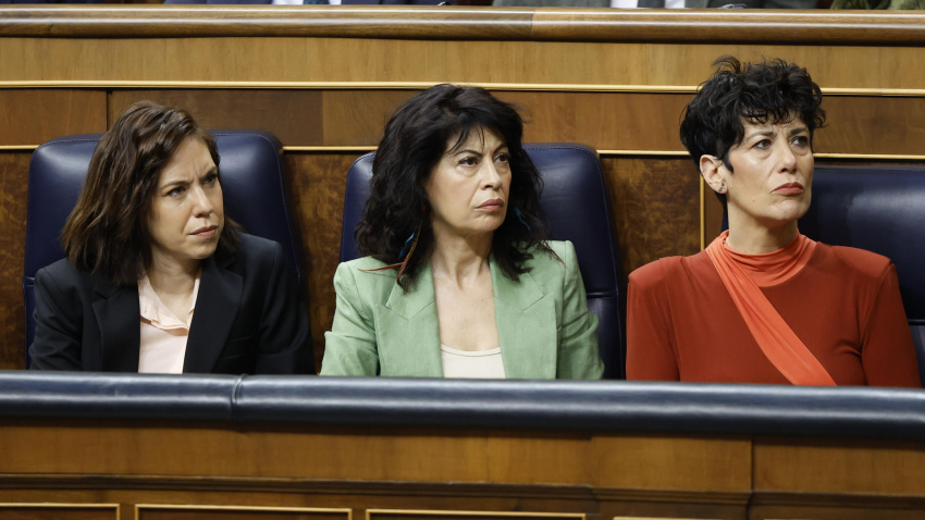 Las ministras de Igualdad, Ana Redondo (c); Ciencia, Diana Morant (i) e Inclusión y Seguridad Social Elma Saiz (d)