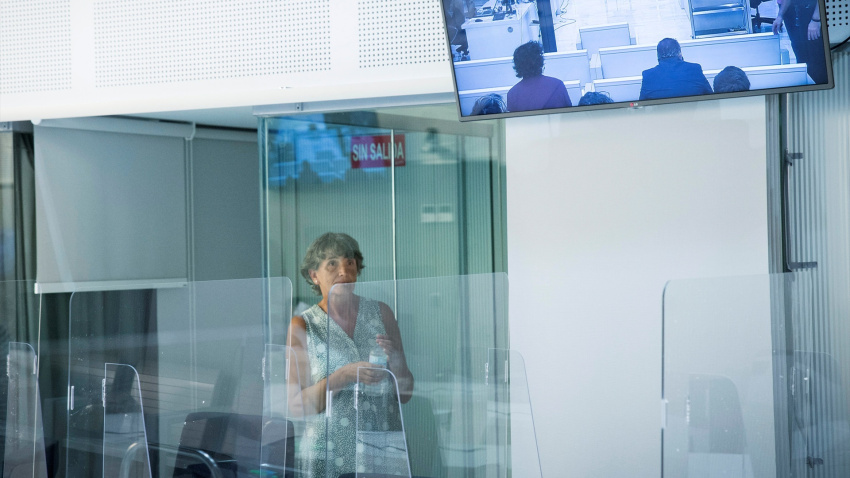 La exjefa de ETA María Soledad Iparragirre, alias 'Anboto' y una de las voces del video que anunció la disolución de la banda terrorista, minutos antes del comienzo del primero de los 12 juicios que tiene pendientes en España, después de que fuera entregada por Francia el año pasado tras cumplir allí casi 20 años de prisión