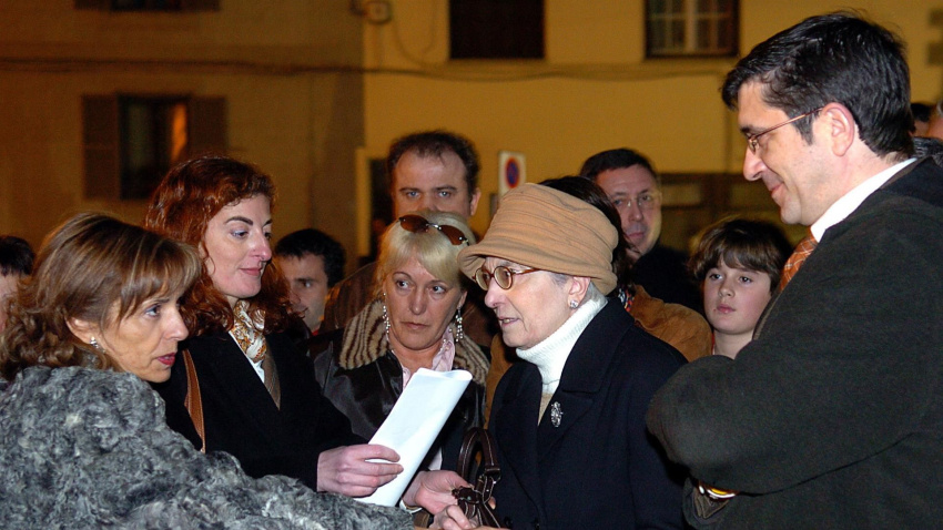 Pilar Ruiz (2 dcha) y Maite Pagazaurtundua (2 izda), madre y hermana de Joseba Pagazaurtundua, jefe de la Policía Local de Andoain asesinado por ETA, junto al secretario general de los socialistas vascos, Patxi López (dcha), y Natividad Rodríguez, viuda de Fernando Buesa, también asesinado por la banda terrorista