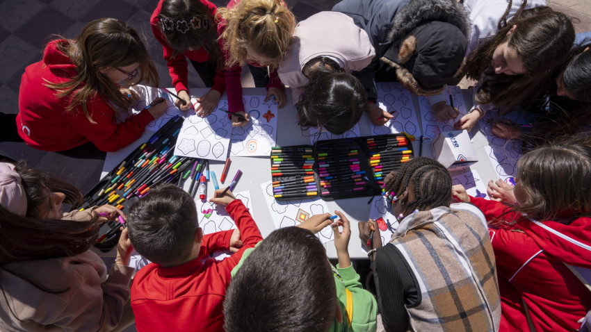 FOTODELDÍA LIBROS (TERUEL), 25/03/2026.- LLevar la lectura infantil y juvenil al medio rural es el objetivo de la iniciativa #PueblosQueCuentan que este miércoles ha reunido en el municipio de Libros (Teruel) a 150 niños de tres colegios de Teruel que, por primera vez, han conocido en persona a sus escritores favoritos. EFE/ Antonio García