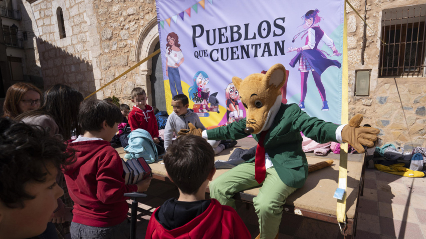 LIBROS (TERUEL), 25/03/2026.- LLevar la lectura infantil y juvenil al medio rural es el objetivo de la iniciativa #PueblosQueCuentan que este miércoles ha reunido en el municipio de Libros (Teruel) a 150 niños de tres colegios de Teruel que, por primera vez, han conocido en persona a sus escritores favoritos. EFE/ Antonio García