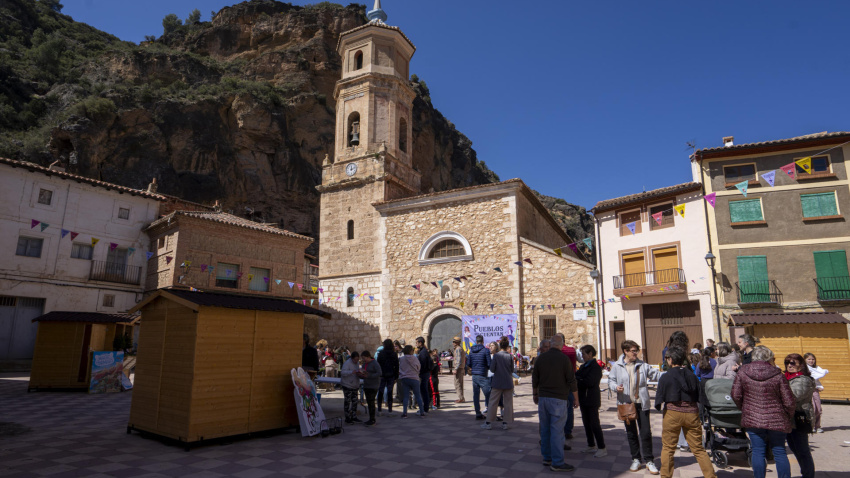 LIBROS (TERUEL), 25/03/2026.- LLevar la lectura infantil y juvenil al medio rural es el objetivo de la iniciativa #PueblosQueCuentan que este miércoles ha reunido en el municipio de Libros (Teruel) a 150 niños de tres colegios de Teruel que, por primera vez, han conocido en persona a sus escritores favoritos. EFE/ Antonio García