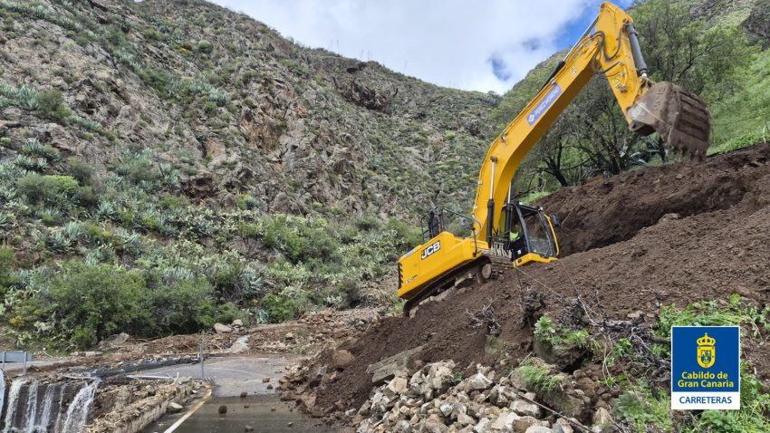 Los equipos de Carreteras del Cabildo de Gran Canaria trabajan para habilitar pasos alternativos en vías cortadas, como la GC-608 o la GC-60,por la borrasca Therese.