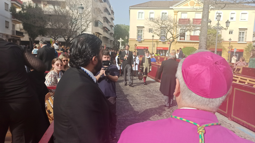 Monseñor Rico y García Cordero recibiendo a la primera cofradía en Palquillo el Sábado Santo de 2023