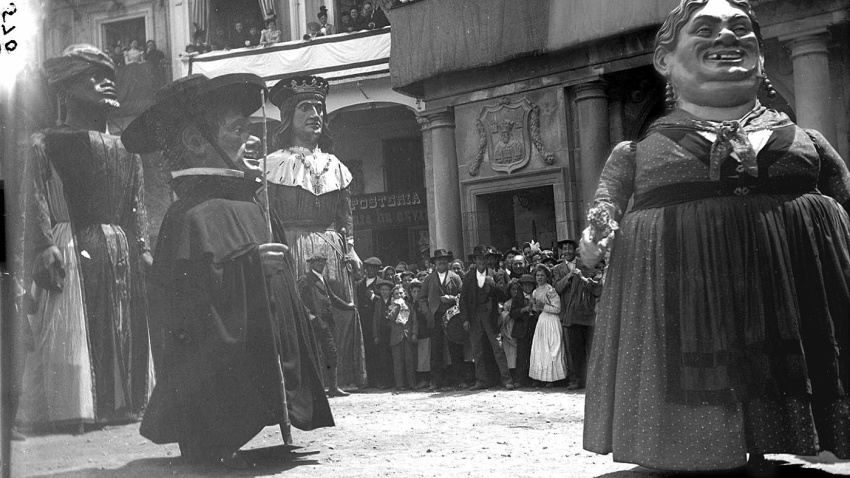 Gigantillos en la festividad de San Pedro y San Pablo en Burgos de 1899