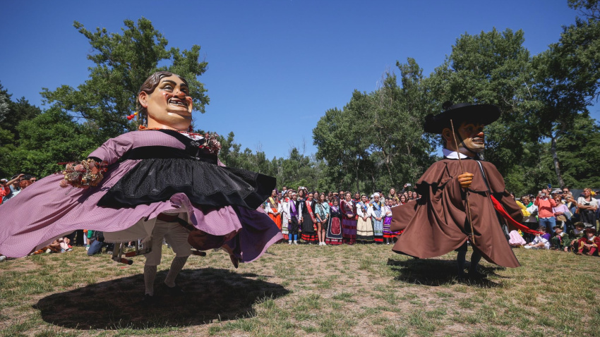 Gigantillos bailando