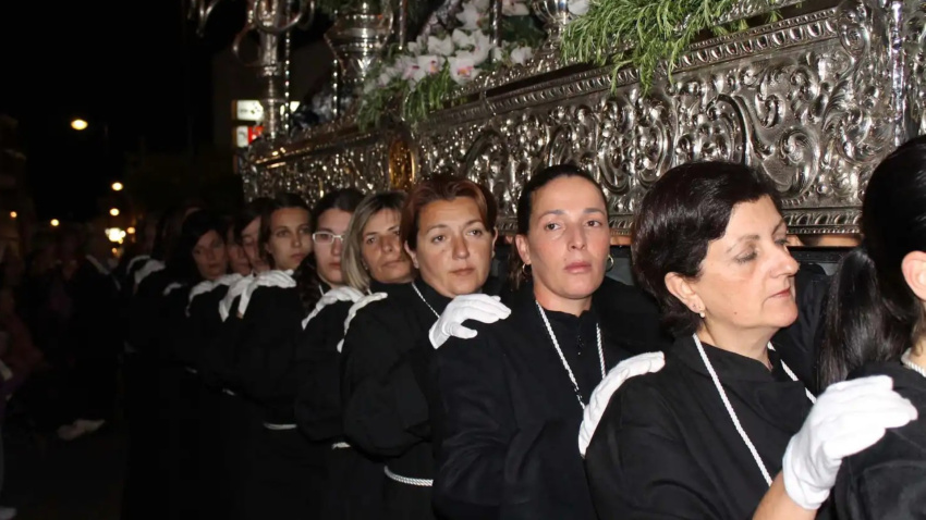 Mujeres llevando un trono