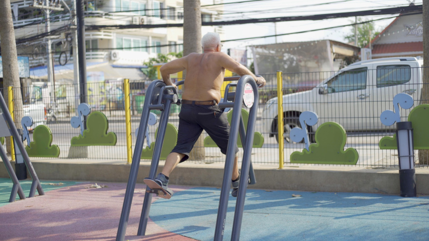 Un hombre hace ejercicio en un parque