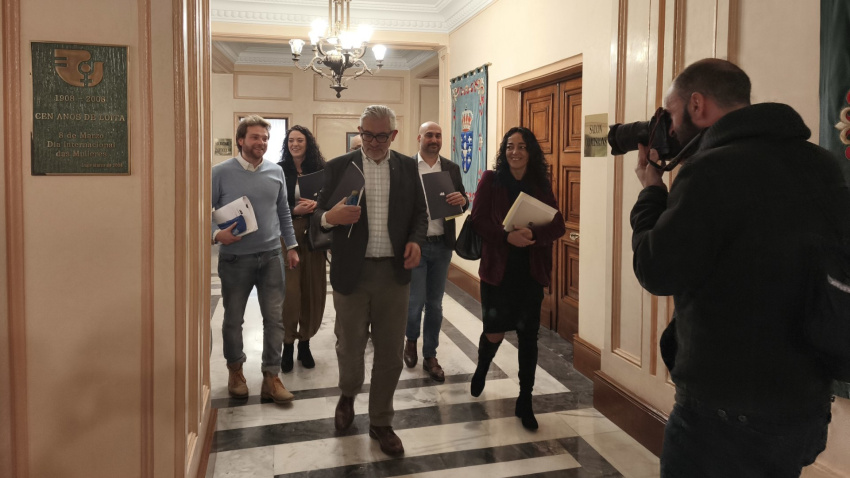 Miguel Fernández con los demás ediles del PSdeG antes de entrar al pleno
