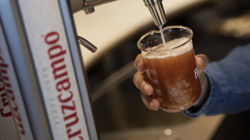 La nueva cerveza presentada por Cruzcampo. A 19 de octubre de 2021, en Sevilla (Andalucía, España).