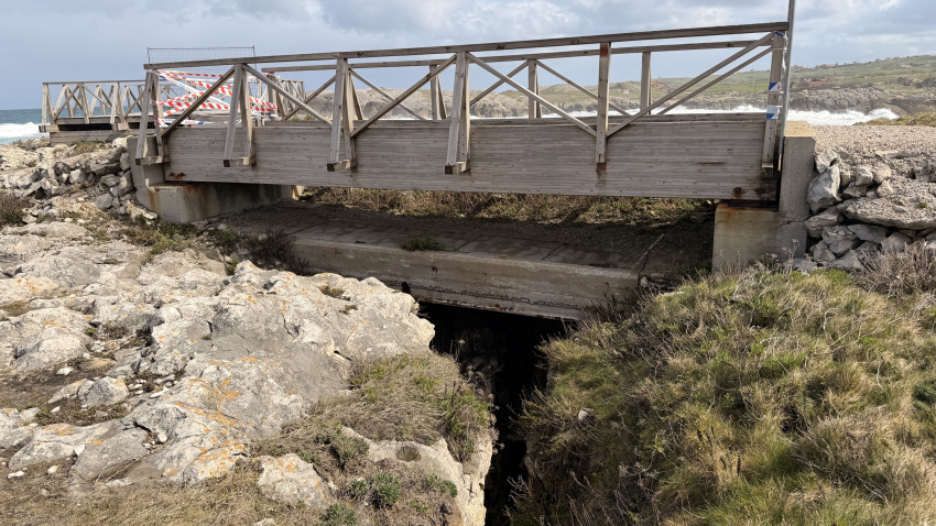 Otra pasarela de El Bocal, con una placa de cemento debajo