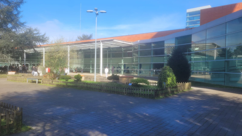 Alumnos haciendo cola para entrar al museo Eureka!