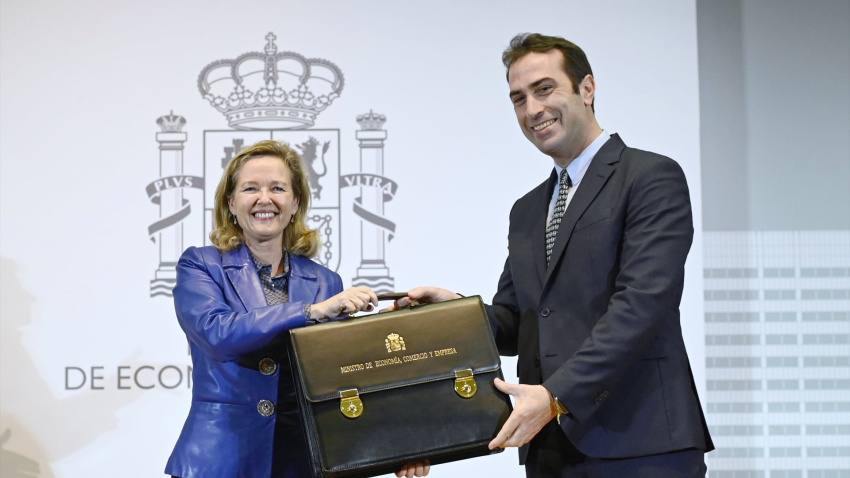 La exministra de Economía, Comercio y Empresa, Nadia Calviño, traspasa la cartera de Economía, Comercio y Empresa al nuevo ministro de Economía, Comercio y Empresa, Carlos Cuerpo, en el Ministerio de Economía, Comercio y Empresa