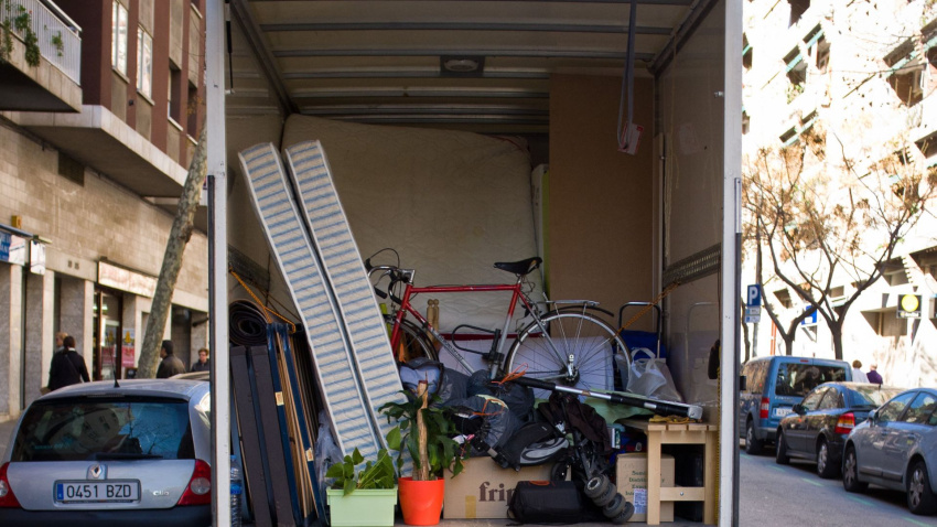 Camión cargado de artículos para el hogar