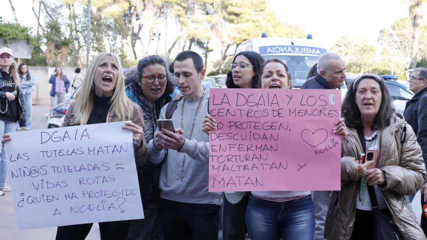 Numerosos periodistas y curiosos esperan a las puertas del Hospital Residencia Sant Camil, en Sant Pere de Ribes (Barcelona), el desenlace de la eutanasia de Noelia Castillo, la joven de Barcelona de 25 años afectada por una paraplejia y que había solicitado la eutanasia a la que su padre se opuso judicialmente, y que según anunció ella misma en una entrevista en televisión, la recibirá este jueves