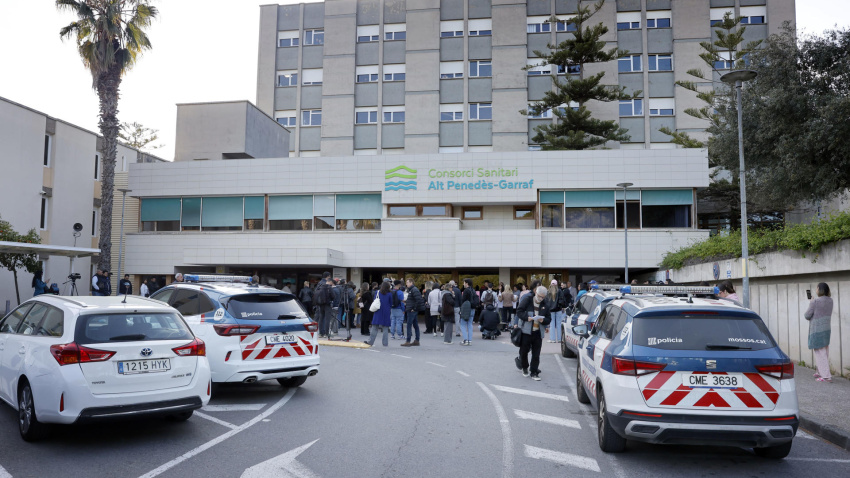 Numerosos periodistas y curiosos esperan a las puertas del Hospital Residencia Sant Camil, en Sant Pere de Ribes (Barcelona), el desenlace de la eutanasia de Noelia Castillo, la joven de Barcelona de 25 años afectada por una paraplejia y que había solicitado la eutanasia a la que su padre se opuso judicialmente, y que según anunció ella misma en una entrevista en televisión, la recibirá este jueves