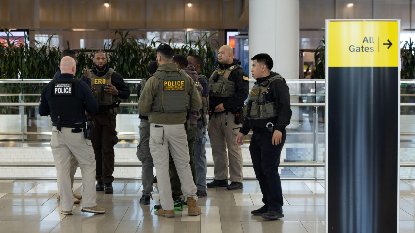 Agentes del ICE fueron vistos apostados en el aeropuerto LaGuardia. Un cierre parcial del gobierno ha provocado que agentes de la TSA, que no reciben sueldo, se presenten a trabajar. El presidente Trump solicitó la ayuda del ICE para colaborar en las operaciones en 13 aeropuertos de todo el país.