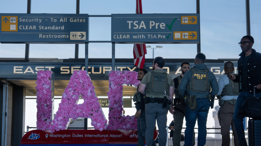 Agentes del Servicio de Inmigración y Control de Aduanas (ICE) patrullan cerca de los puestos de control de seguridad en el Aeropuerto Internacional Washington Dulles en Dulles, Virginia, el 24 de marzo de 2026, después de que el presidente Donald Trump ordenara a los oficiales federales de inmigración que ayudaran a la Administración de Seguridad del Transporte (TSA) en medio de retrasos generalizados en los controles durante un cierre parcial del gobierno.