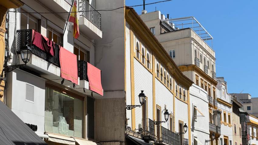 Balcón en la calle Tetuán con colgaduras en su baranda