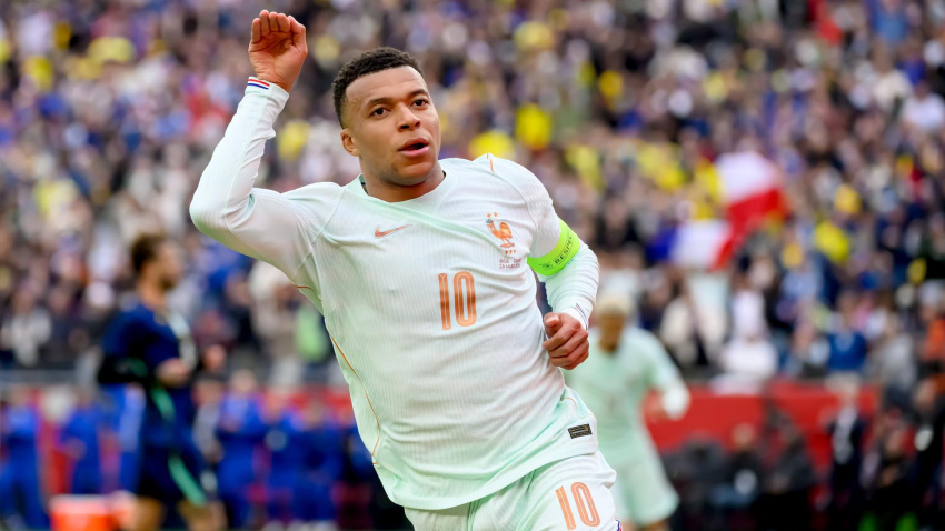 Mbappé celebra el gol en el Brasil - Francia