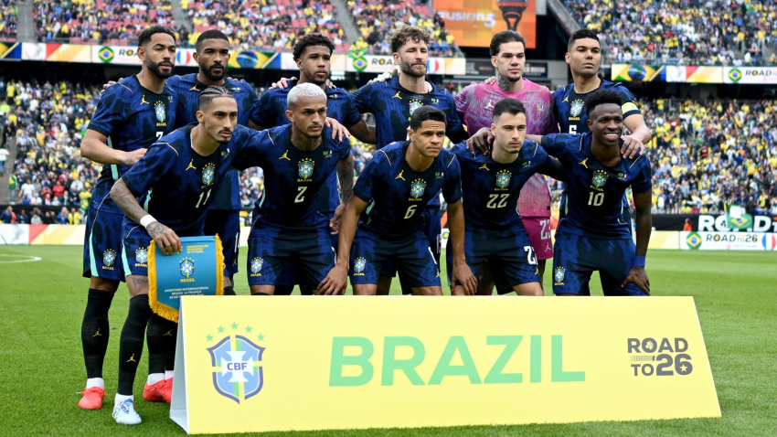 El equipo titular de Brasil posa antes del partido contra Francia