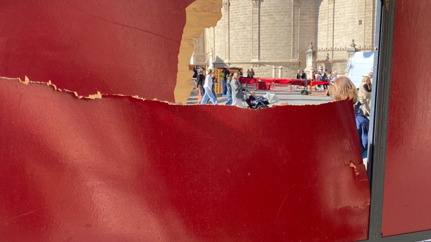 Destrozan varios paneles de separación de la Carrera Oficial de Sevilla en la Plaza Virgen de los Reyes