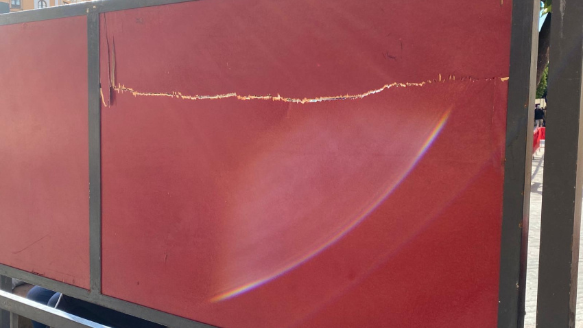 Destrozan varios paneles de separación de la Carrera Oficial en la Plaza Virgen de los Reyes